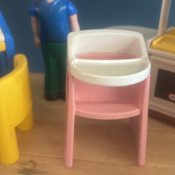 Little Tikes Dollhouse Kitchen desk chair and dolls - Picture 4 of 7
